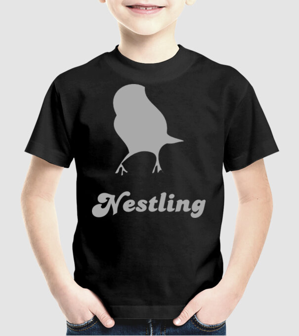 Nestling model negru pe tricou