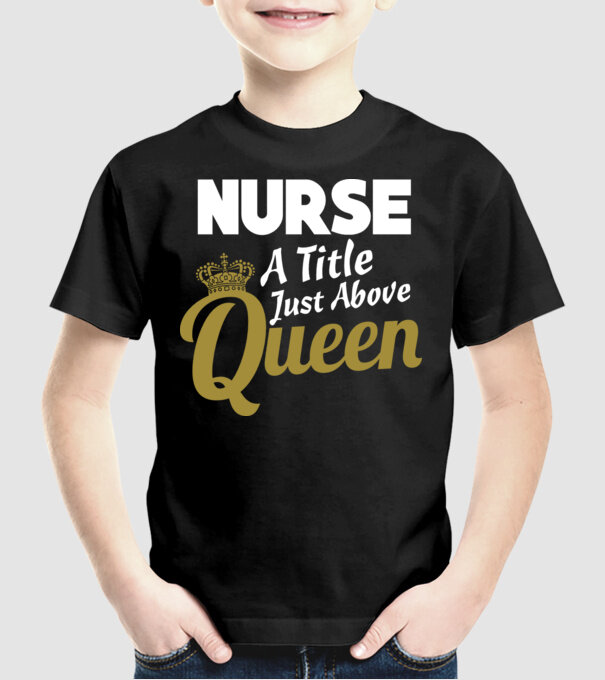 Nurse a title just above Queen model negru pe tricou