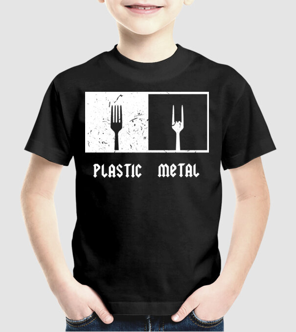 Plastic vs metal model negru pe tricou