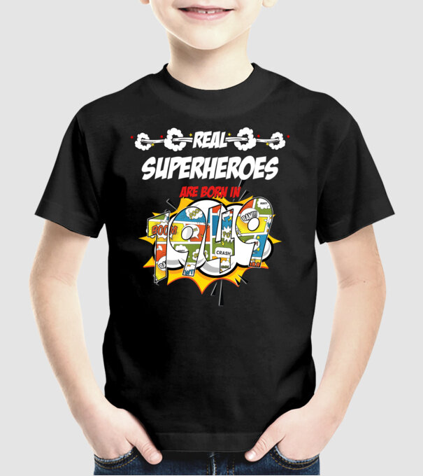 real superheroes are born in 1949 model negru pe tricou