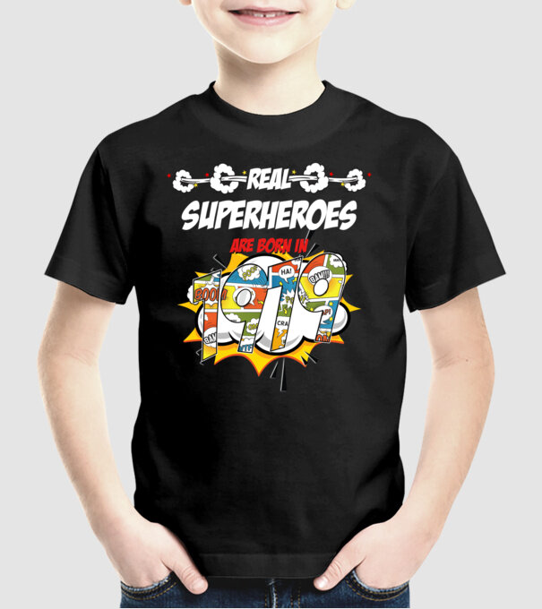 real superheroes are born in 1979 model negru pe tricou