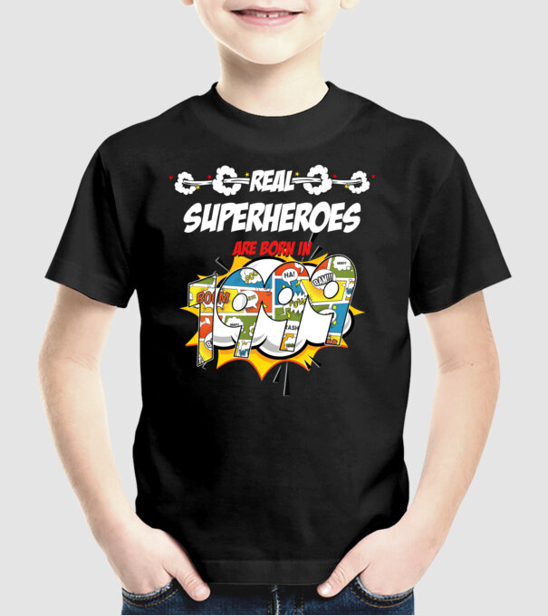 real superheroes are born in 1999 model negru pe tricou