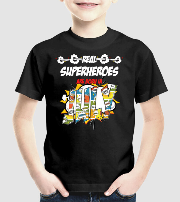 real superheroes are born in july model negru pe tricou