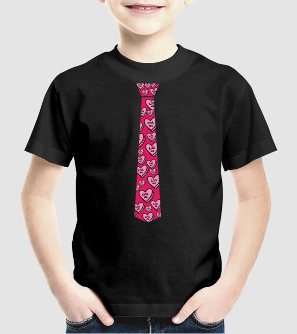 Cravată cu inimă model negru pe tricou