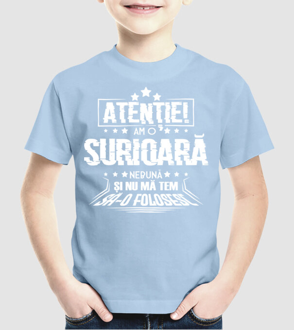 Atenție! Am o surioară nebună și nu mă tem să o folosesc. model albastru deschis pe tricou