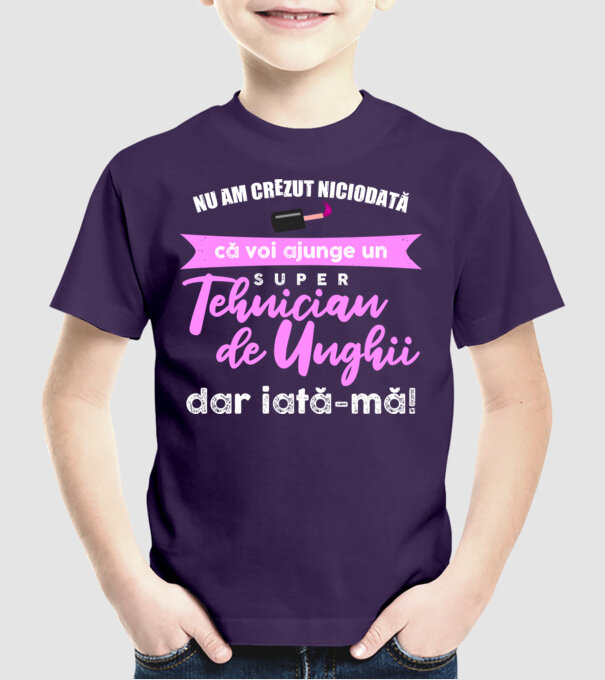 nu am crezut niciodată că voi ajunge un super tehnician de unghii, dar iată-mă D2759966 model mov pe tricou