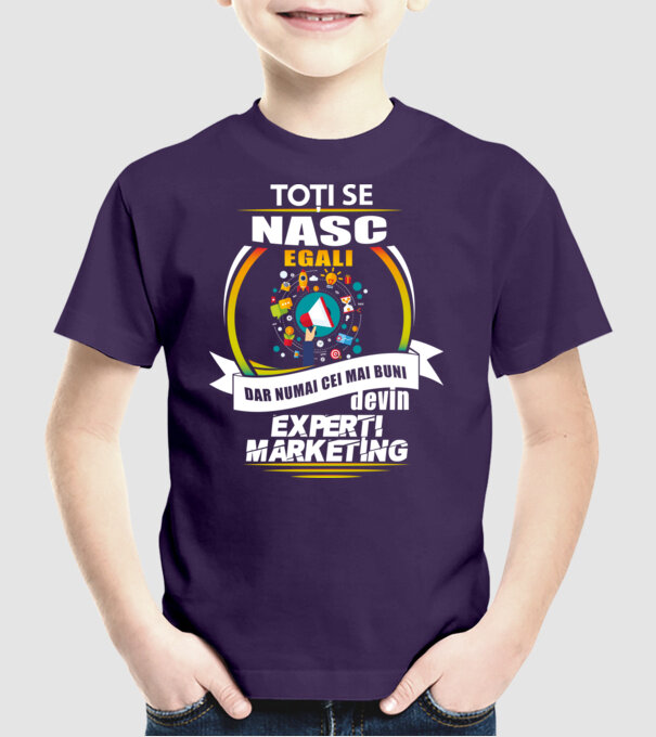 Toți se nasc egali, dar numai cei mai buni devin experți marketing model mov pe tricou