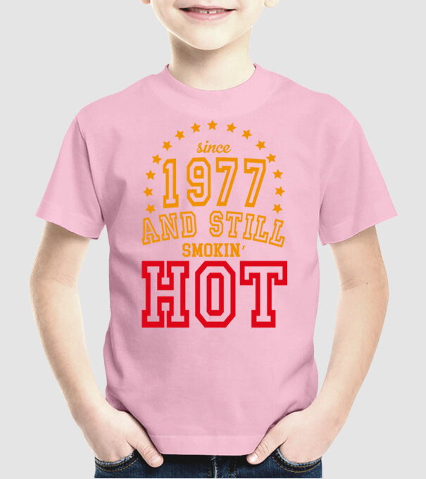 'Since and still smokin'' hot - 1977' model roz deschis pe tricou