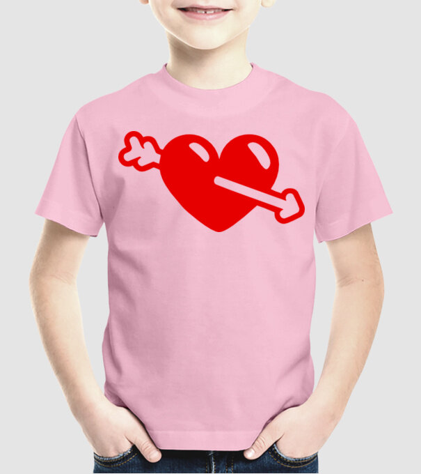 inimă cu săgeată model roz deschis pe tricou