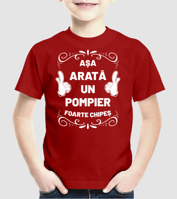 Așa arată un pompier foarte chipeș model roșu pe tricou