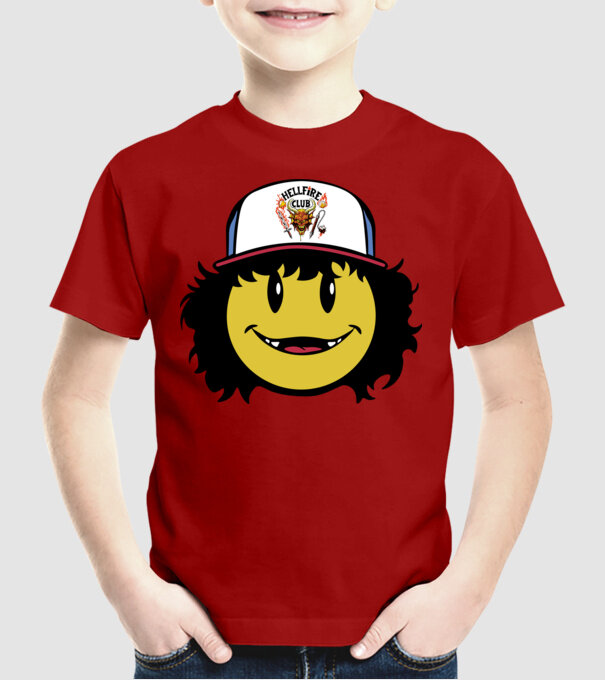 dustinhappyface model roșu pe tricou