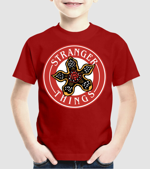 stranger things logo bucks model roșu pe tricou