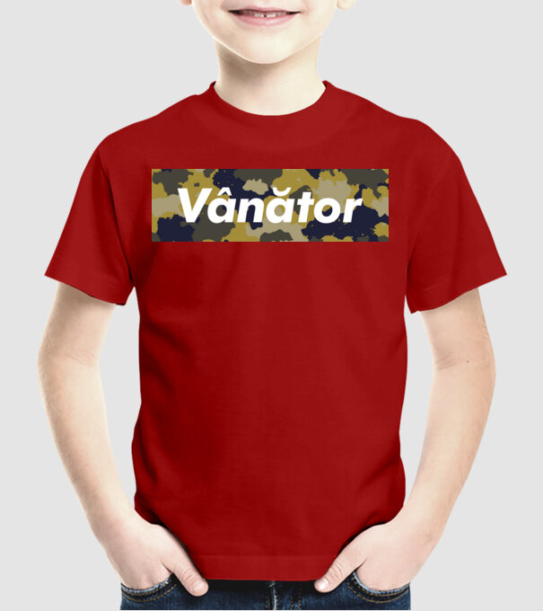 vânător model roșu pe tricou