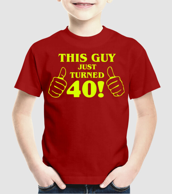 This guy just turned - 40 model roșu pe tricou
