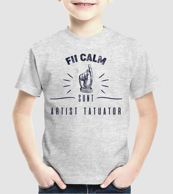 Fii calm, sunt artist tatuator model gri pe tricou