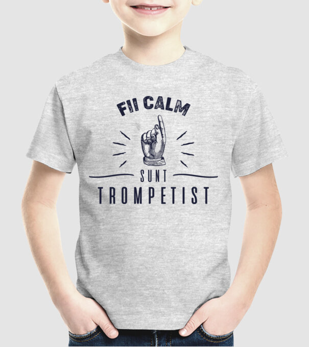 fii calm, sunt trompetist model gri pe tricou