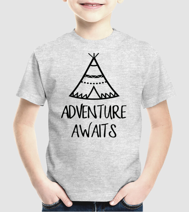 Advanture awaits model gri pe tricou