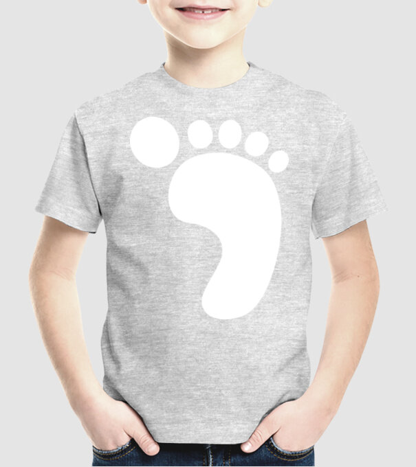 Picior model gri pe tricou