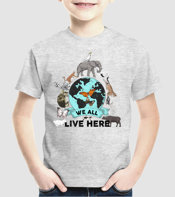 We all live here model gri pe tricou
