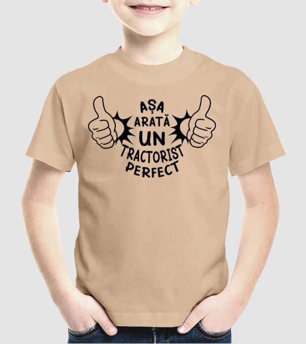 Așa arată un TRACTORIST perfect model nisipiu pe tricou