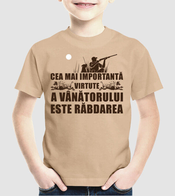 cea mai importantă virtute a vânătorului este răbdarea model nisipiu pe tricou