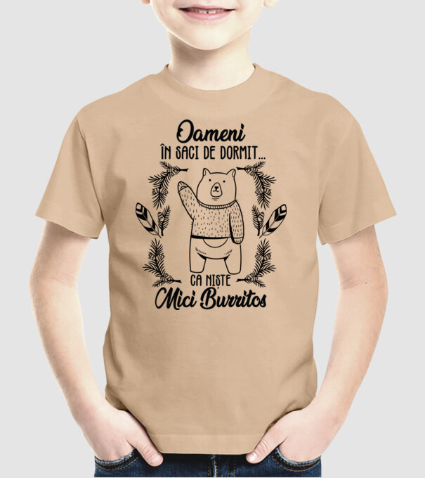 oameni în saci de dormit... ca niște mici burritos model nisipiu pe tricou