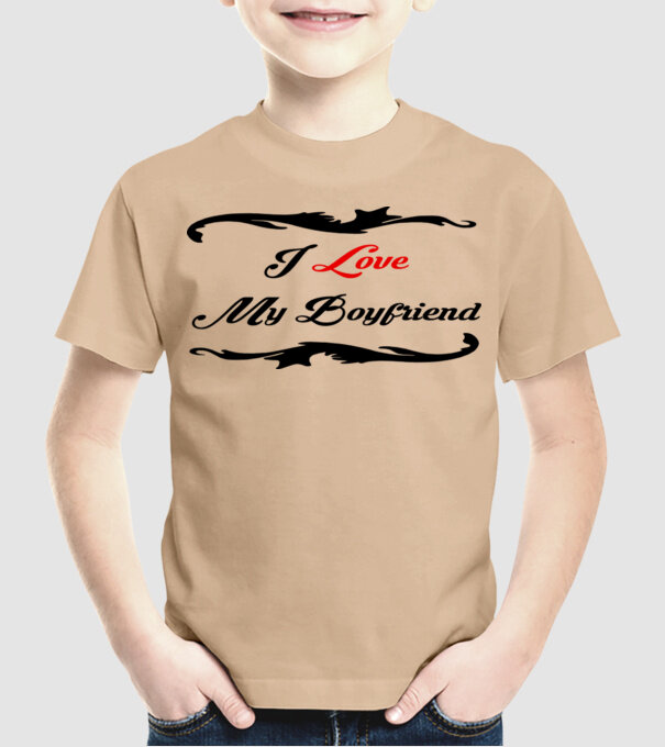 Boyfriend model nisipiu pe tricou