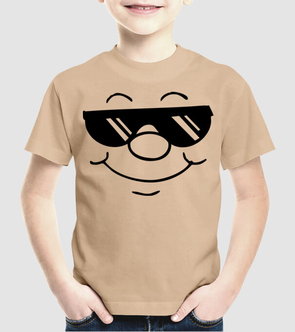Forma cu ochelari de soare model nisipiu pe tricou