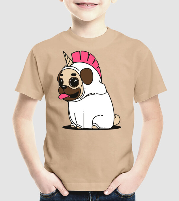 Pug Unicorn model nisipiu pe tricou