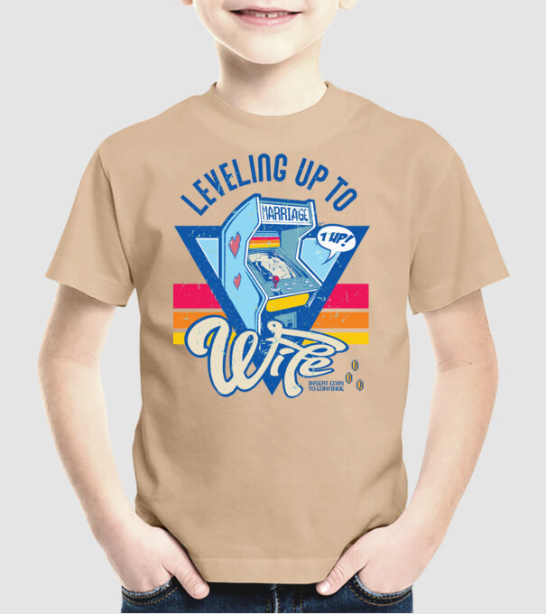 Retro gamer engaged level up to wife model nisipiu pe tricou