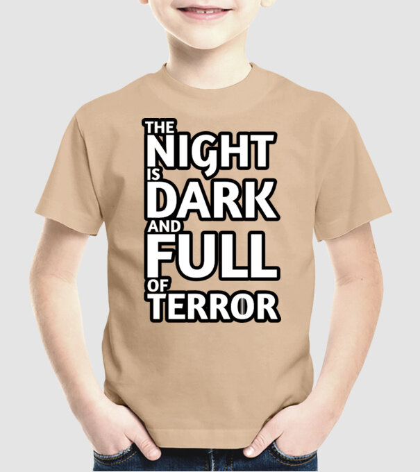 The night is dark and full of terror model nisipiu pe tricou