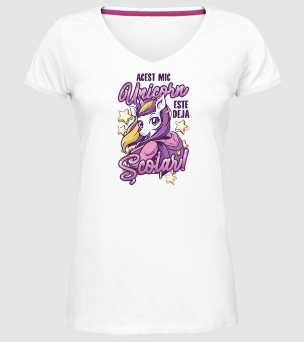 Acest mic unicorn este deja școlar model alb pe tricou