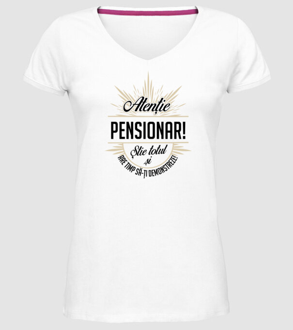 Atenție pensionar! Știe totul și are timp să-ți demonstreze! model alb pe tricou