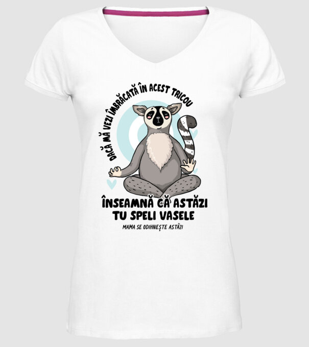 Dacă o vezi îmbrăcată în acest tricou, înseamnă că astăzi tu speli vasele. Mama se odihnește astăzi. model alb pe tricou