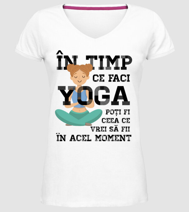 în timp ce faci yoga poți fi ceea ce vrei să fii - în acel moment model alb pe tricou