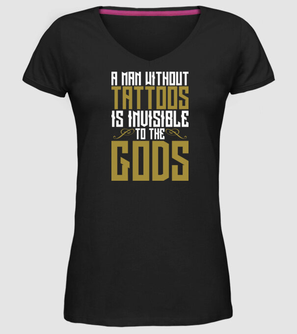 A man without tattoos is invisible to the gods model negru pe tricou