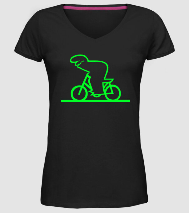  model negru pe tricou