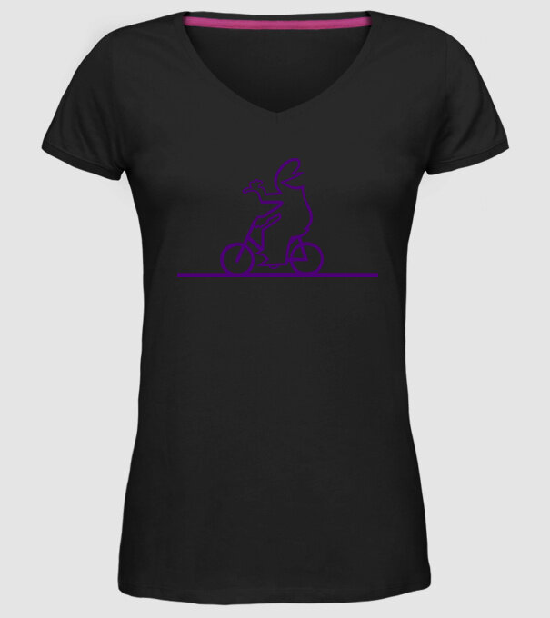 model negru pe tricou