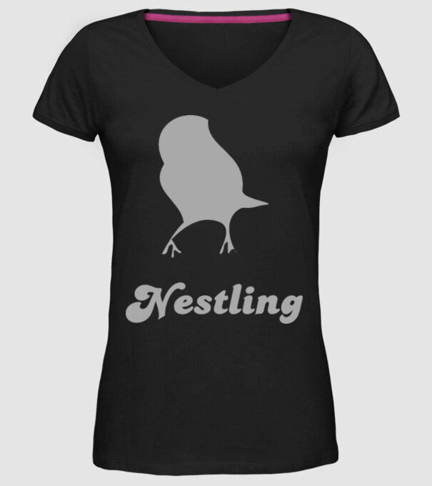 Nestling model negru pe tricou