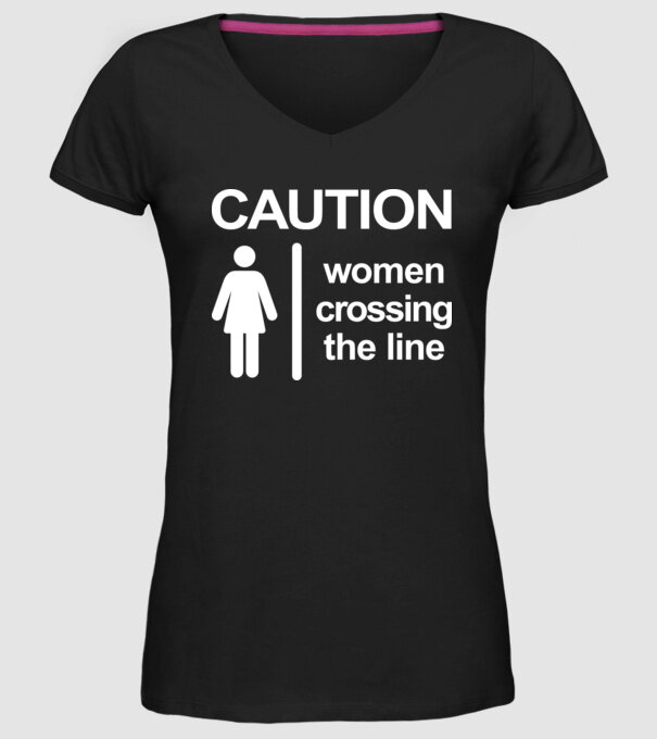 Atenție, femeie care depășește barierele model negru pe tricou