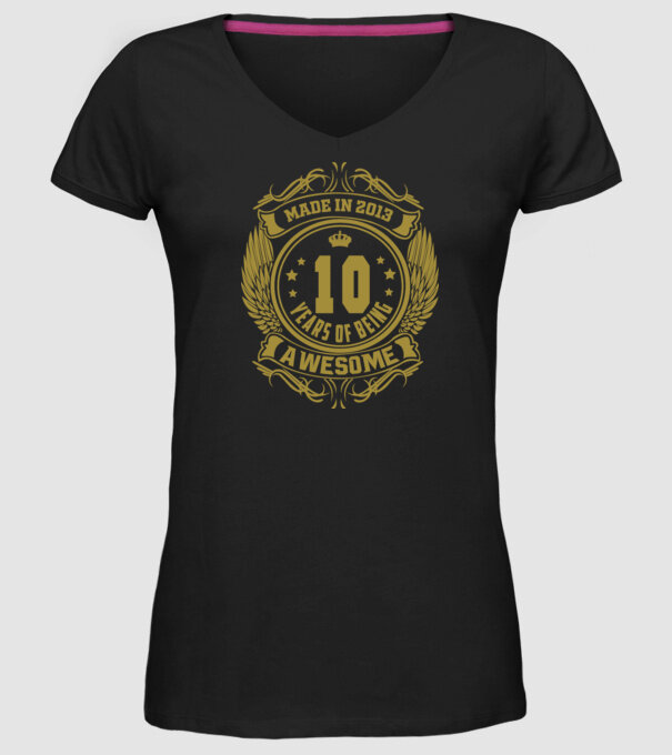 10 years of being awesome winged model negru pe tricou