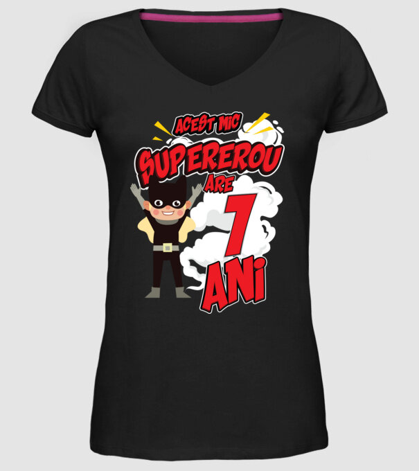 Acest mic supererou are 1 an model negru pe tricou