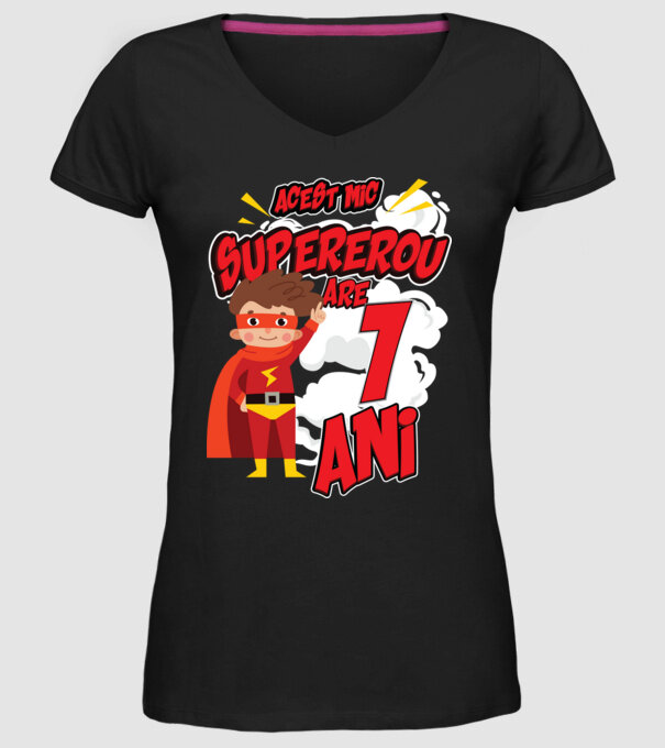 Acest mic supererou are 1 an model negru pe tricou