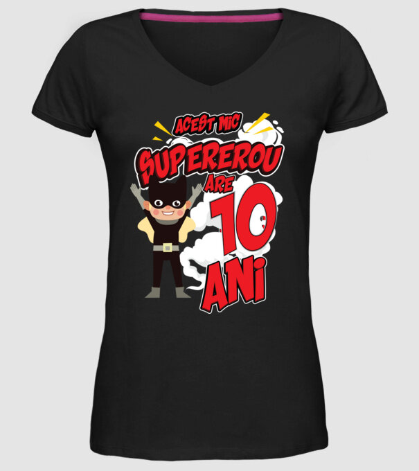 Acest mic supererou are 10 ani model negru pe tricou