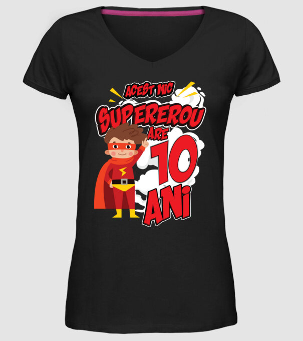 Acest mic supererou are 10 ani model negru pe tricou