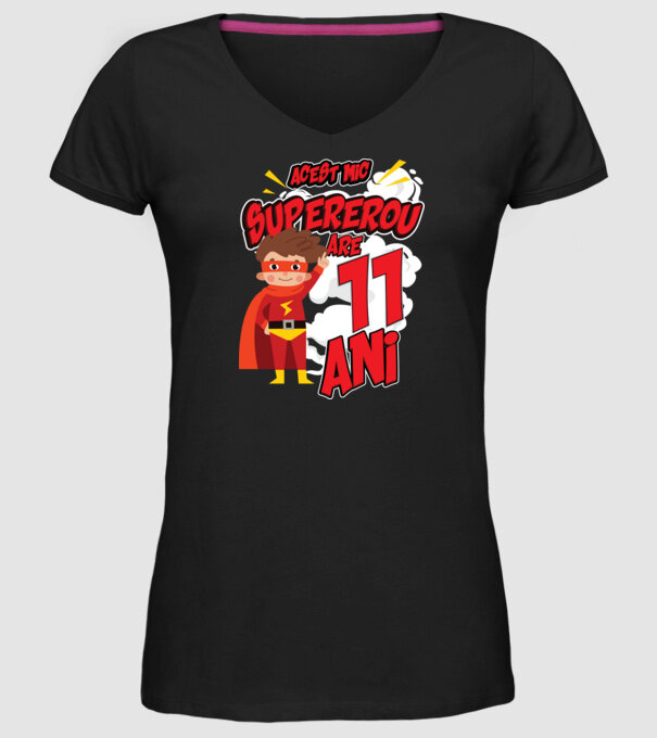 Acest mic supererou are 11 ani model negru pe tricou