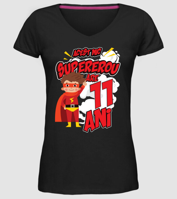 Acest mic supererou are 11 ani model negru pe tricou