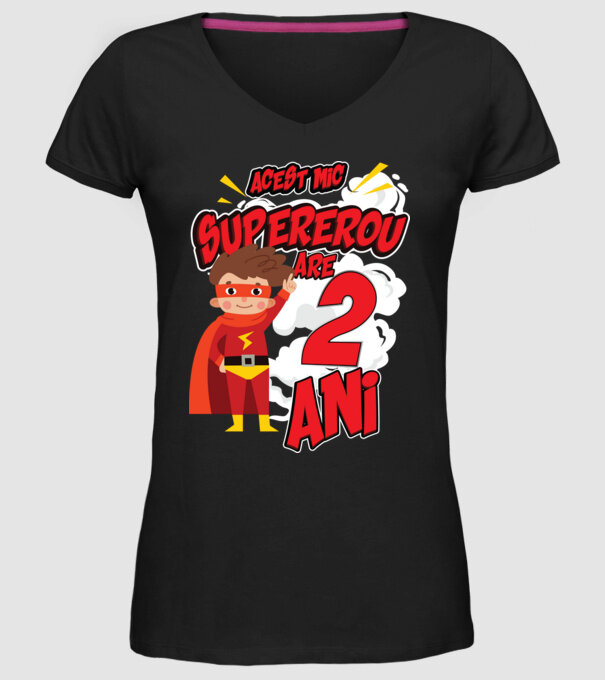 Acest mic supererou are 2 ani model negru pe tricou
