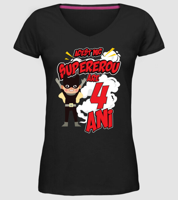 Acest mic supererou are 4 ani model negru pe tricou