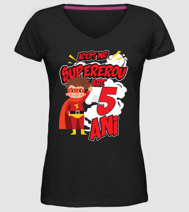 Acest mic supererou are 5 ani model negru pe tricou